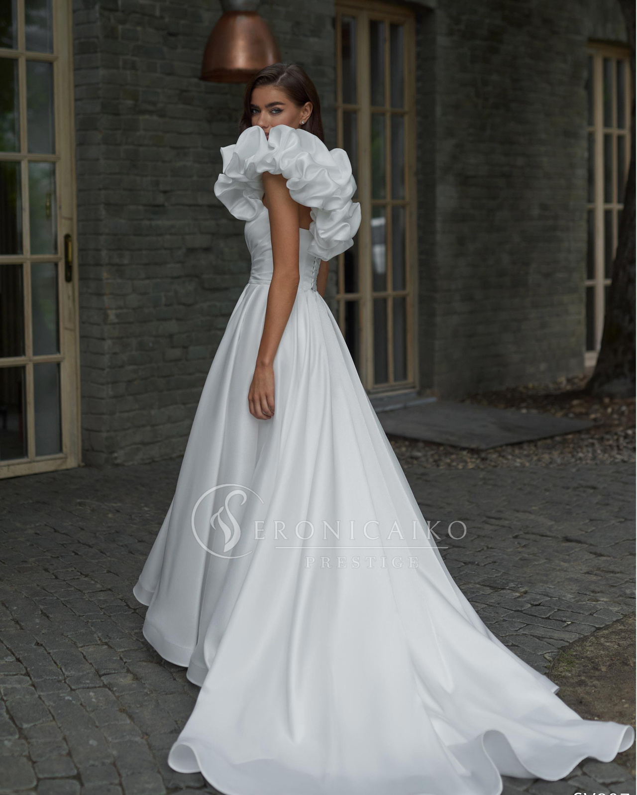 Красивое свадебное платье с буфом на плече фото