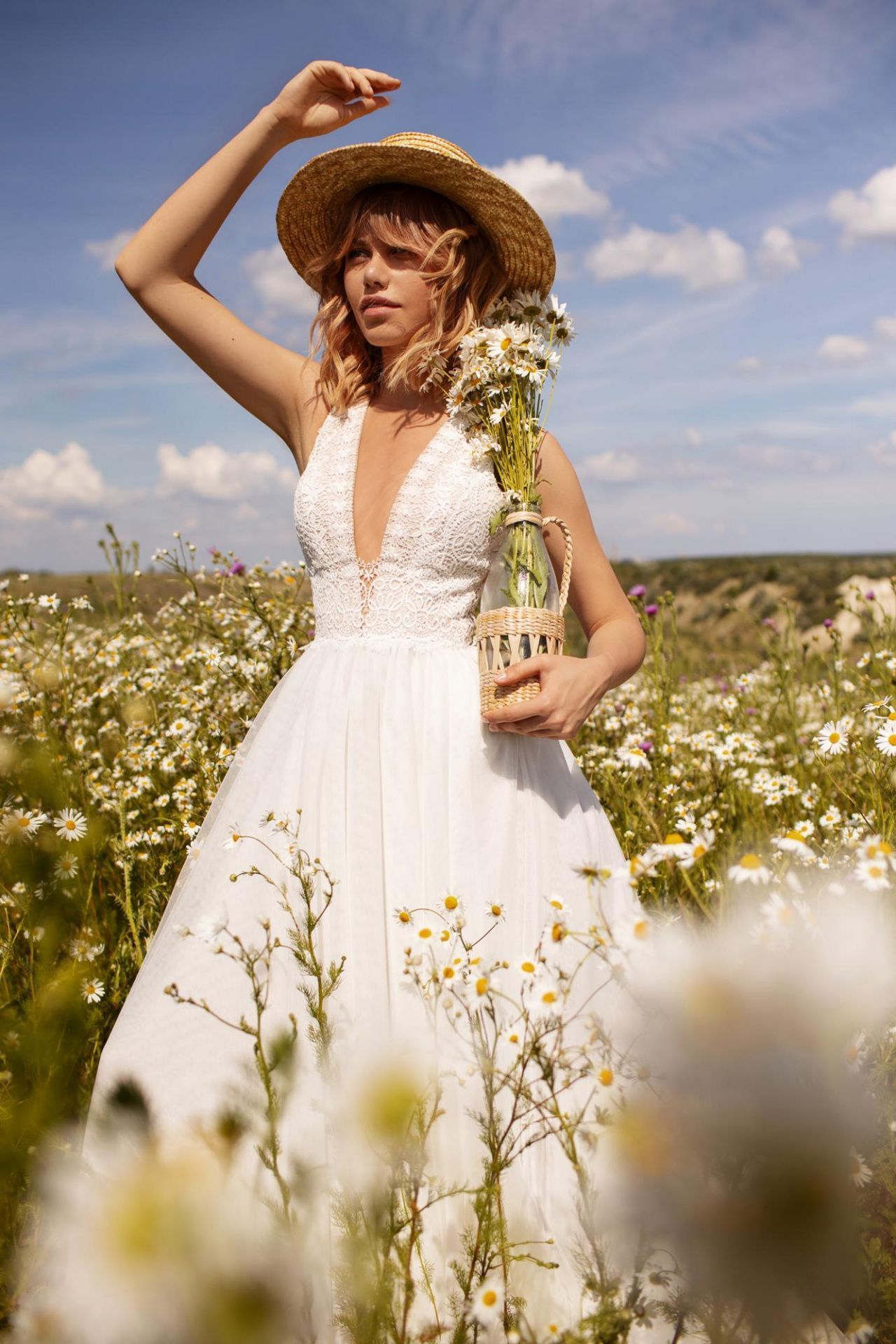 Свадебное платье бохо с декольте фото