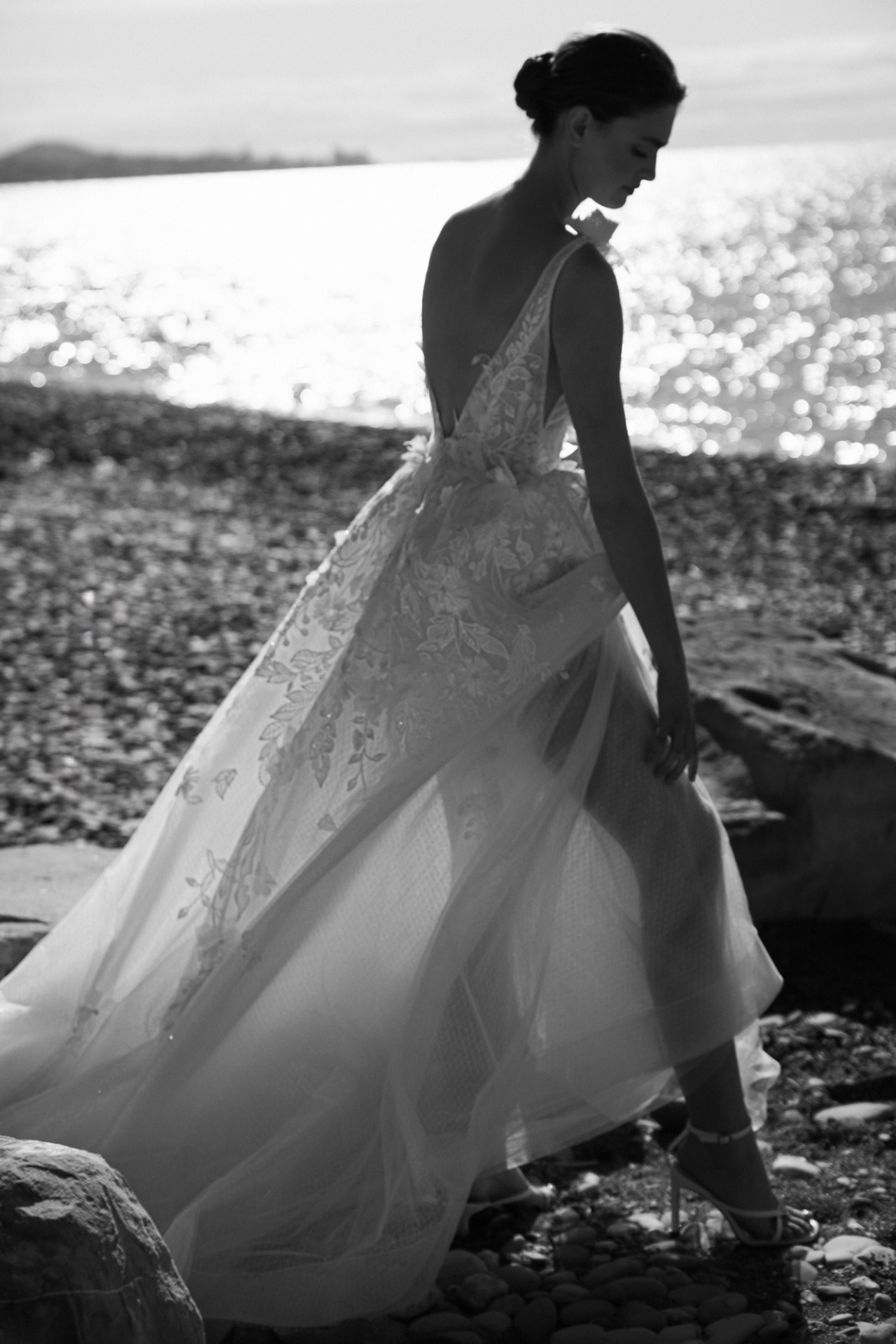 Кружевное свадебное платье с глубоким вырезом фото