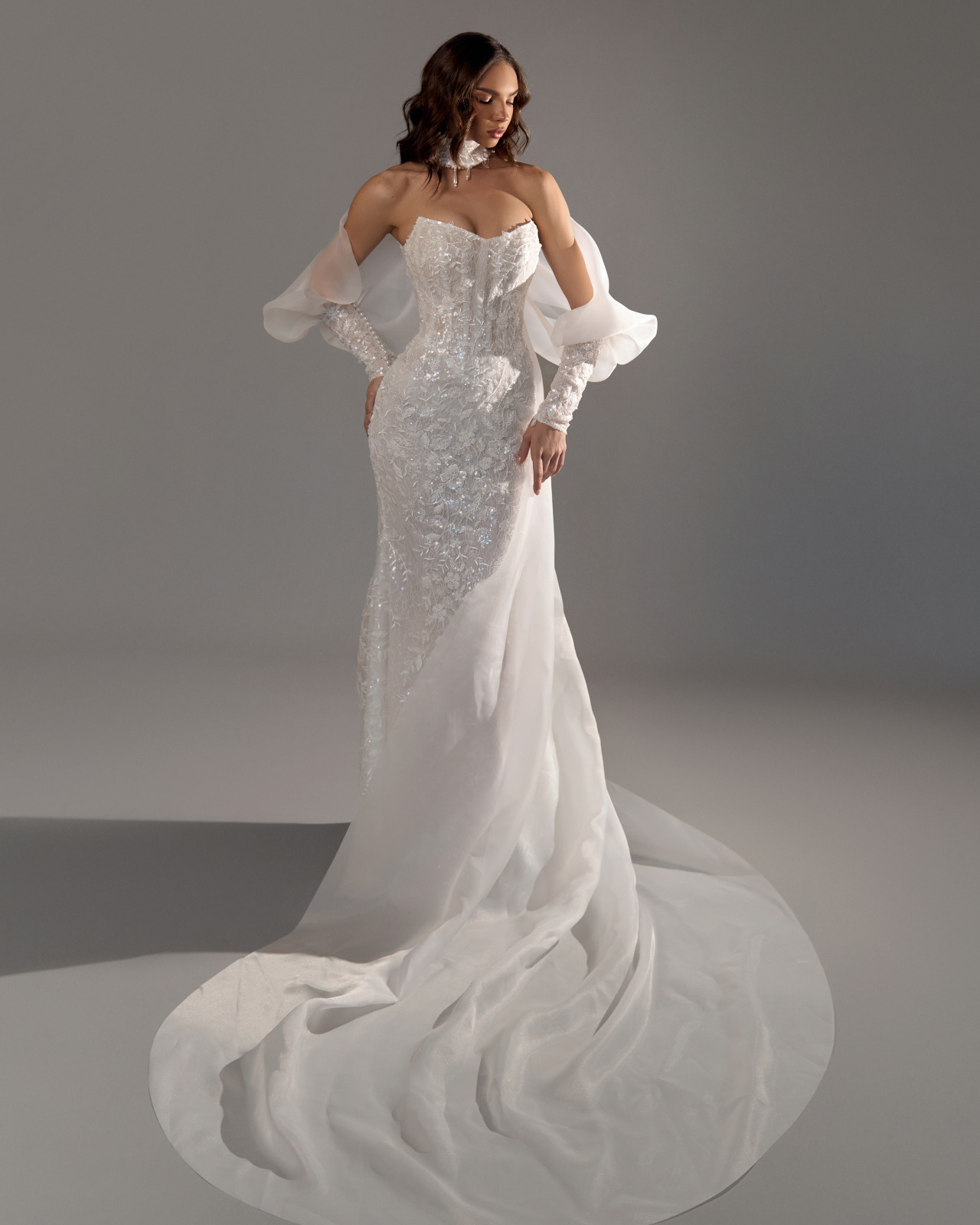 Кружевное свадебное платье с кейпом фото