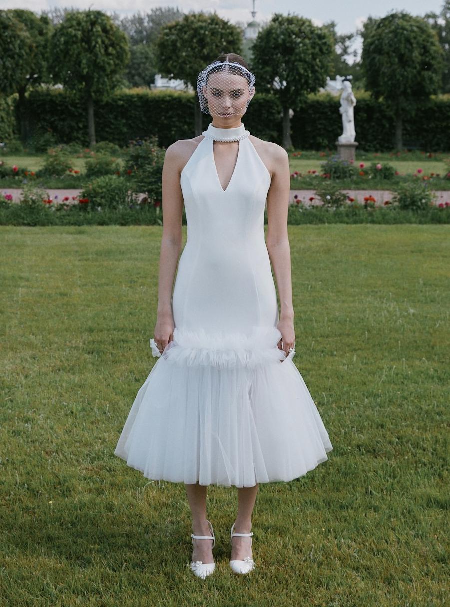 Облегающее свадебное платье с юбкой расклешенной ниже бедер фото