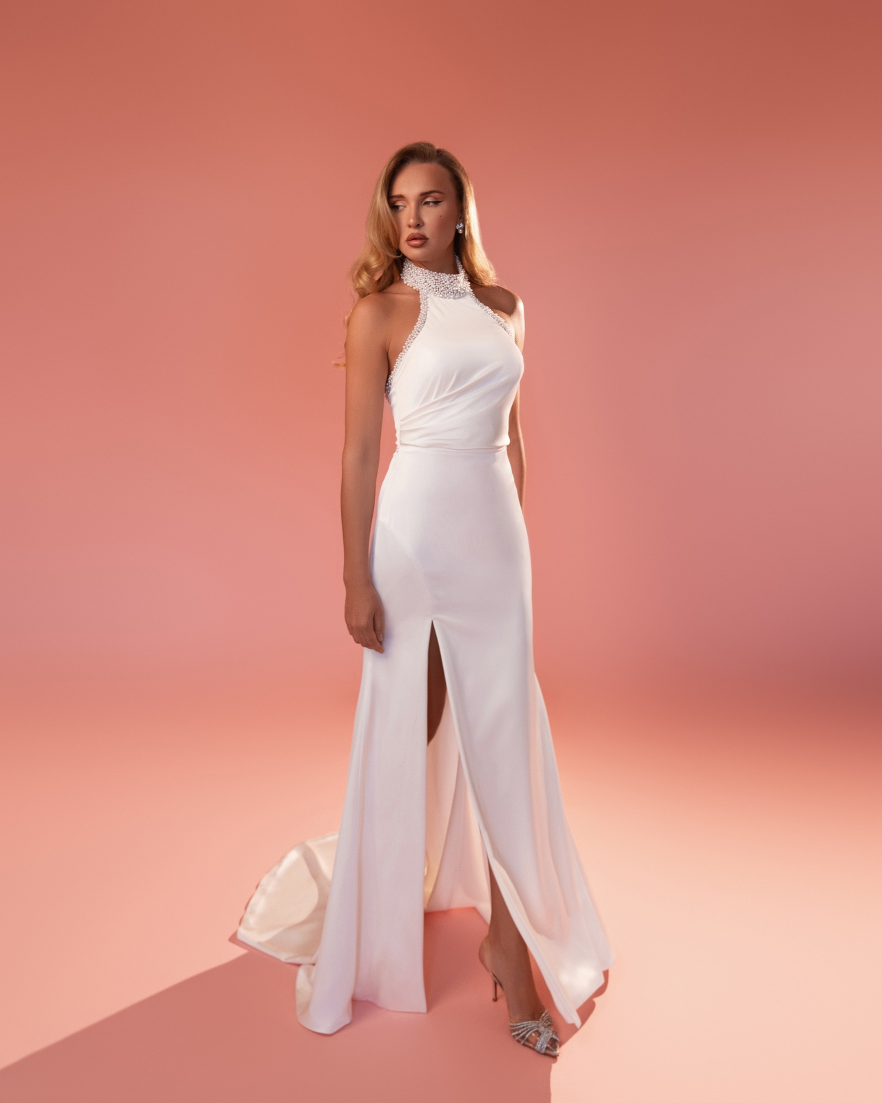 Стильное свадебное платье из атласа, декорированное жемчугом фото