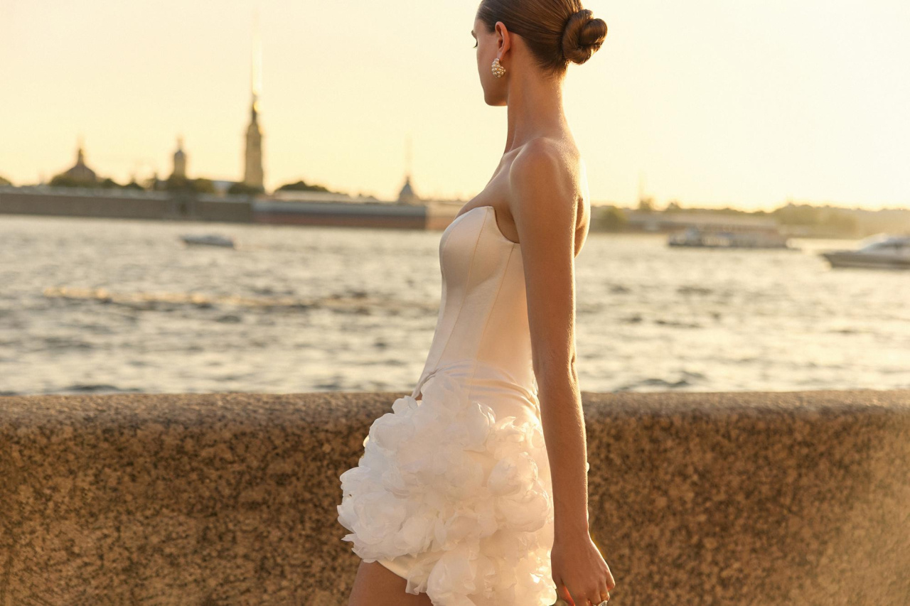 Свадебное платье мини с цветочной юбкой фото