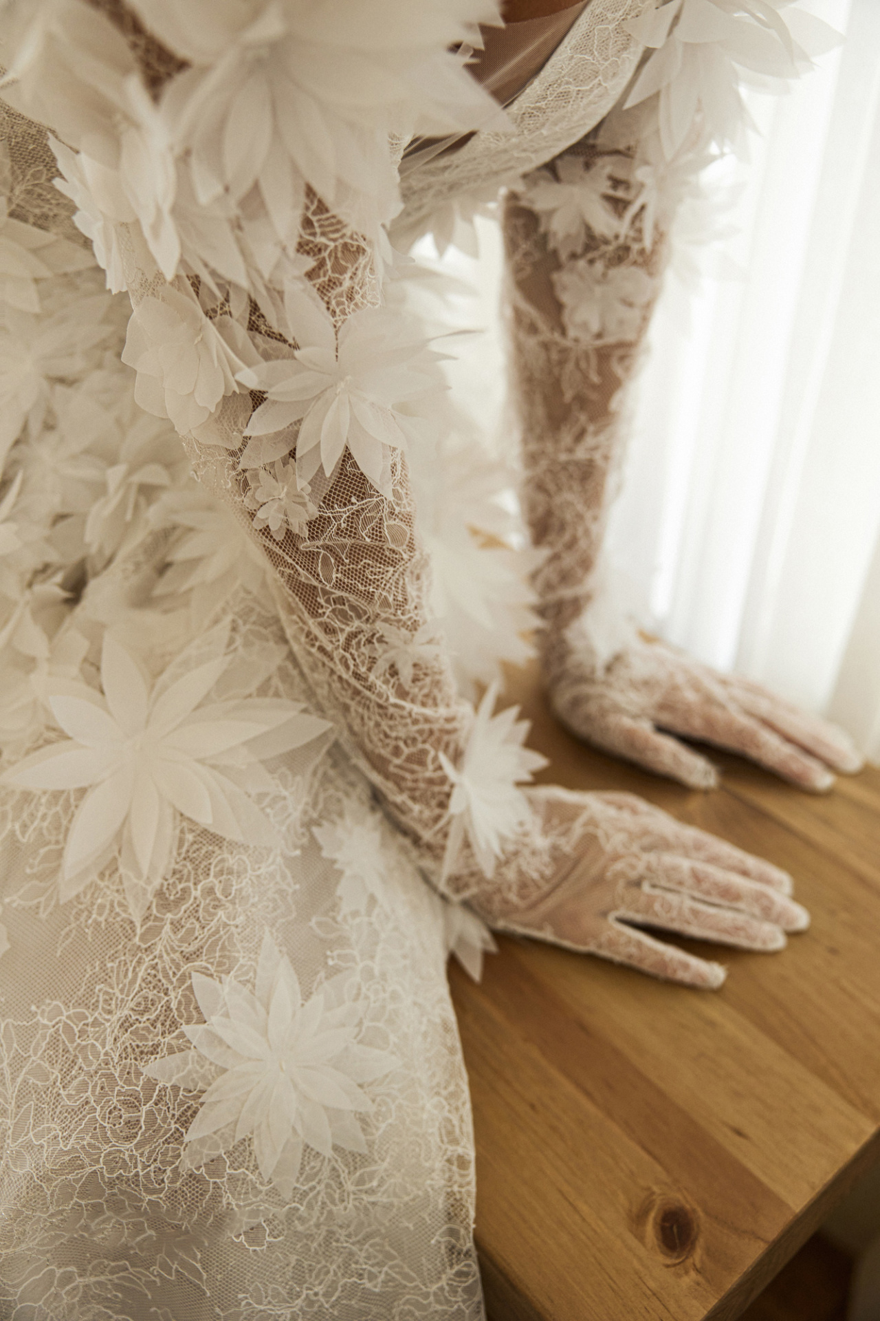 Эффектное свадебное платье с объемными цветками фото