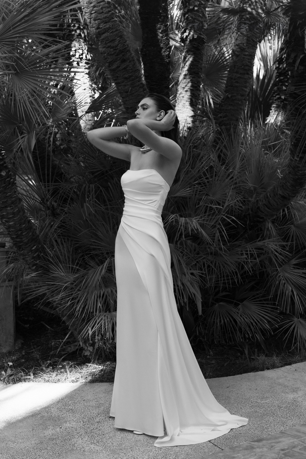 Атласное свадебное платье со сборкой на талии фото