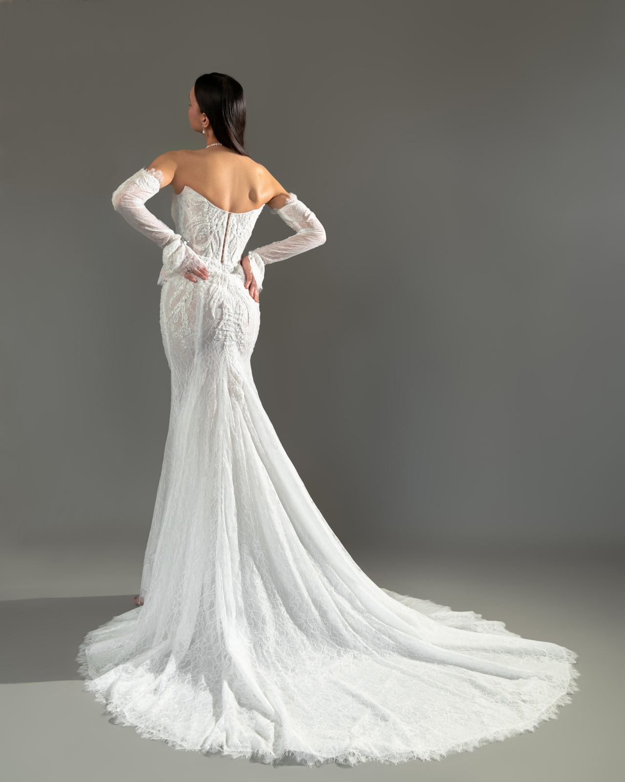 Кружевное свадебное платье русалка с рукавами и декольте фото