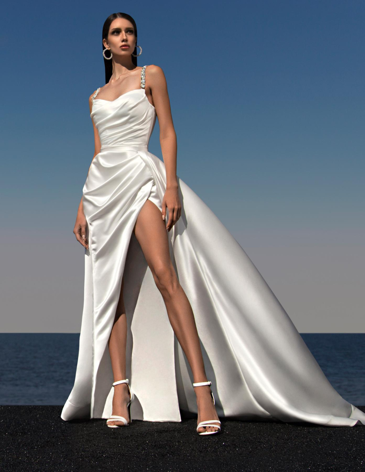 Атласное свадебное платье с высоким разрезом фото