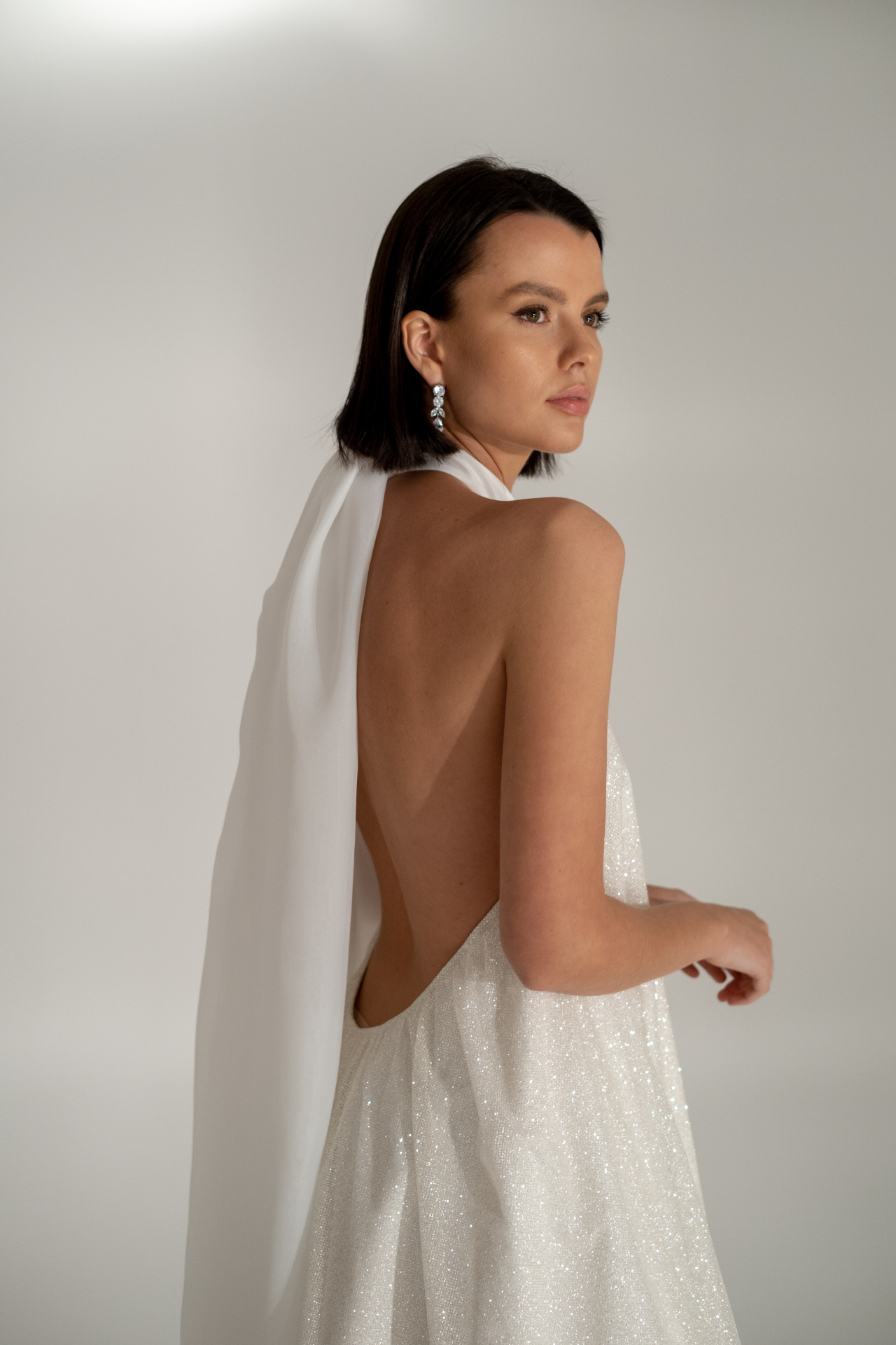 Свадебное платье мини с открытой спиной фото