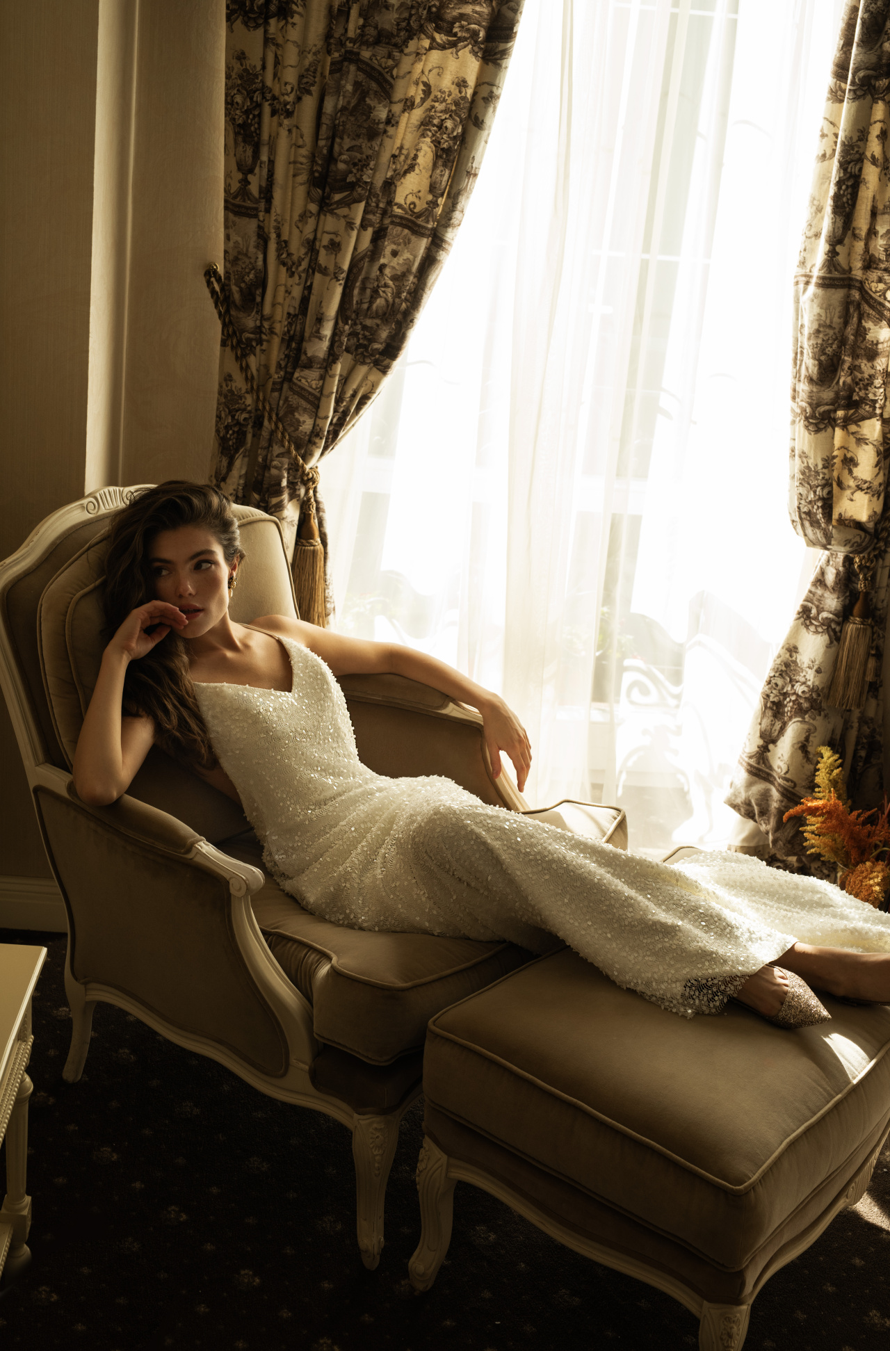 Прямое сверкающее свадебное платье на тонких бретелях фото