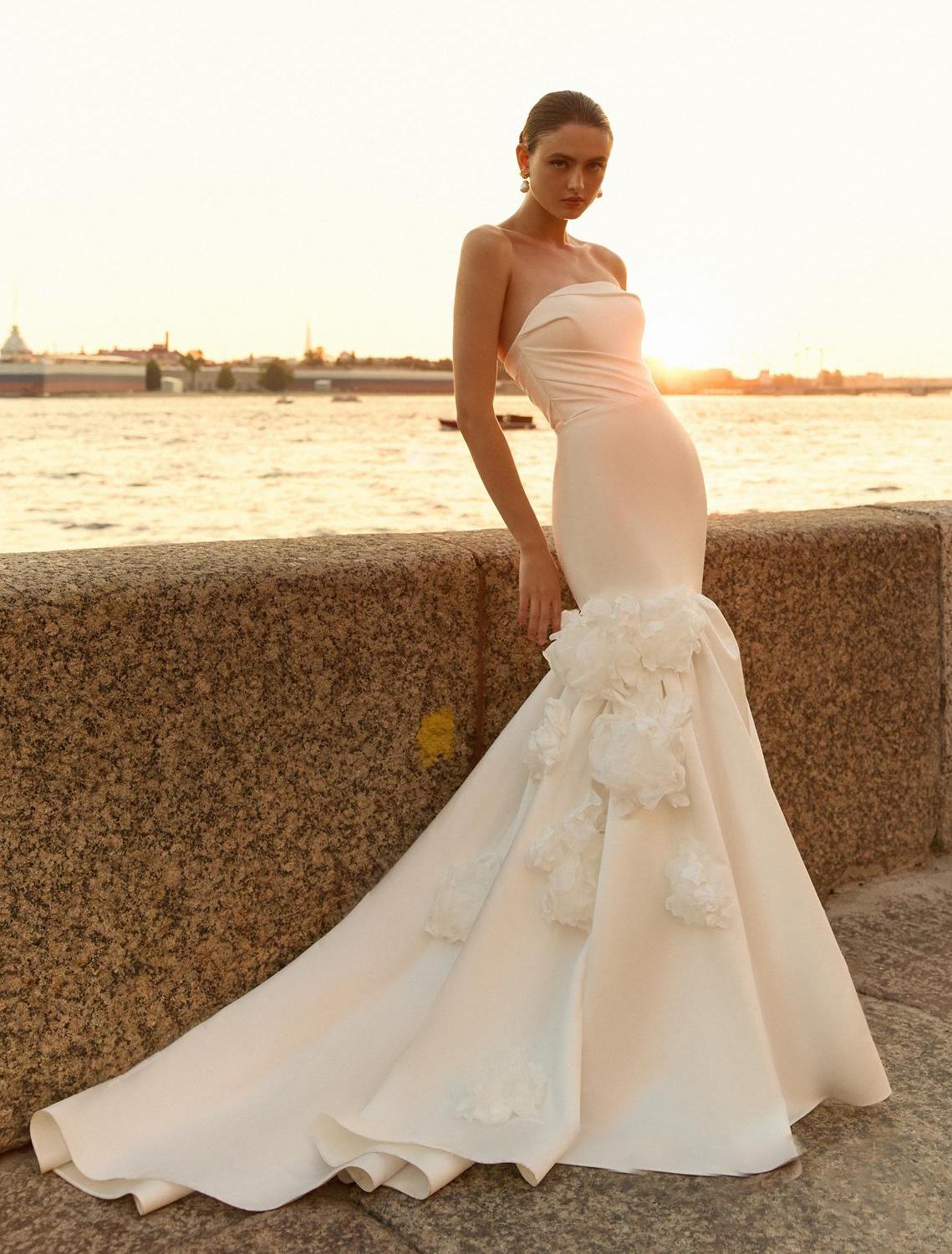 Роскошное свадебное платье русалкая с объемными цветами фото