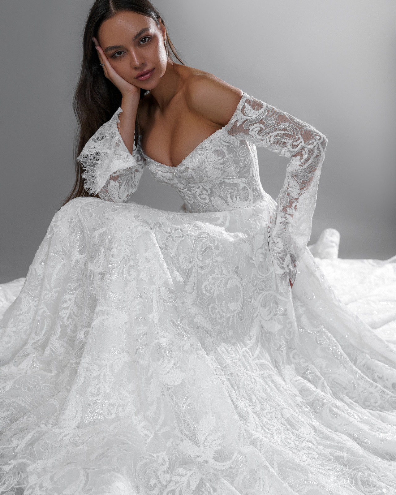 Роскошное кружевное свадебное платье с рукавами фото