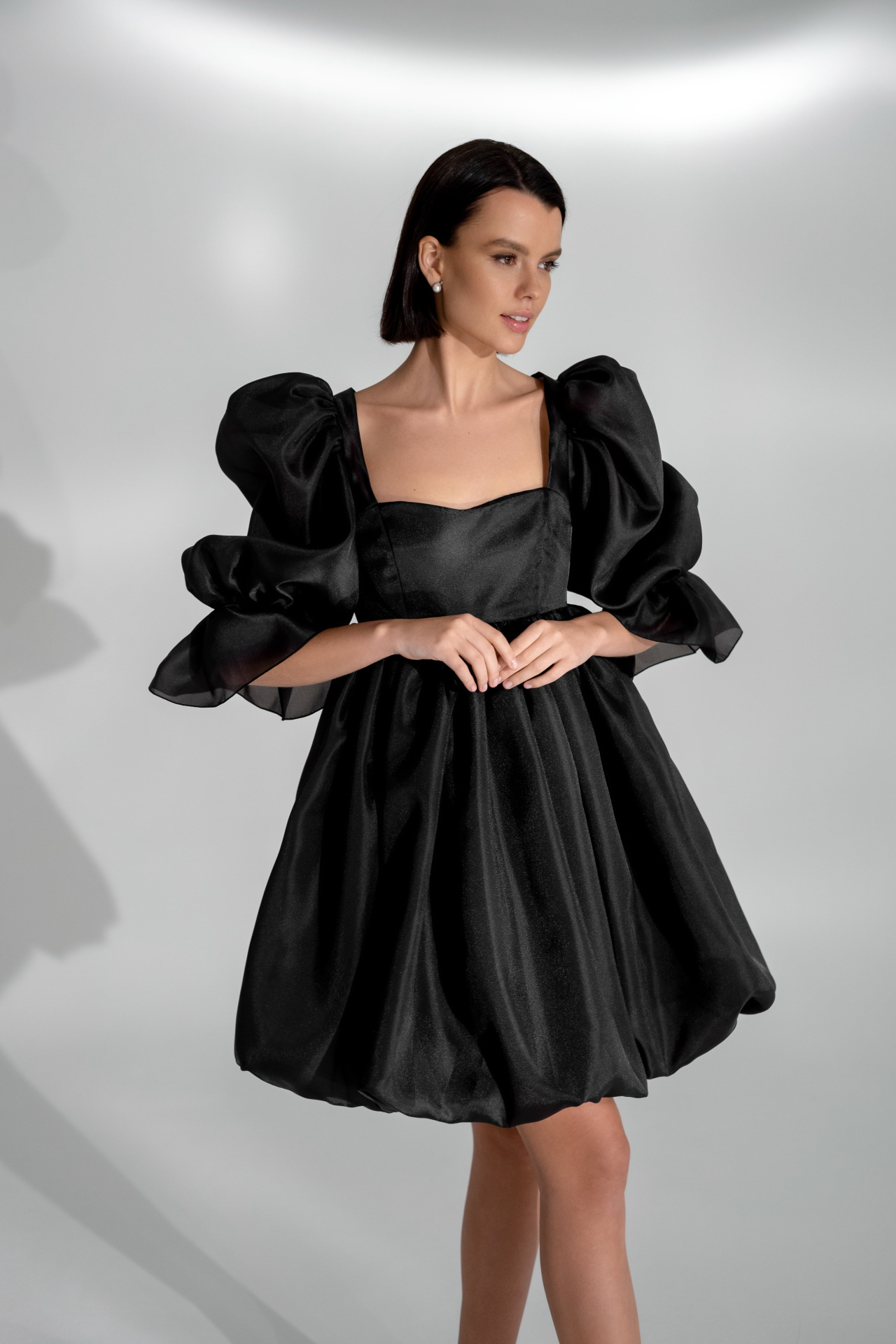 Короткое чёрное платье с объемными рукавами фото