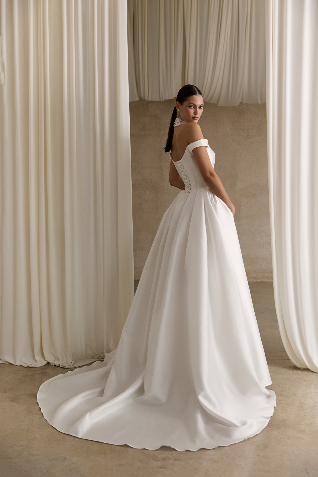 Королевское свадебное платье из атласа фото