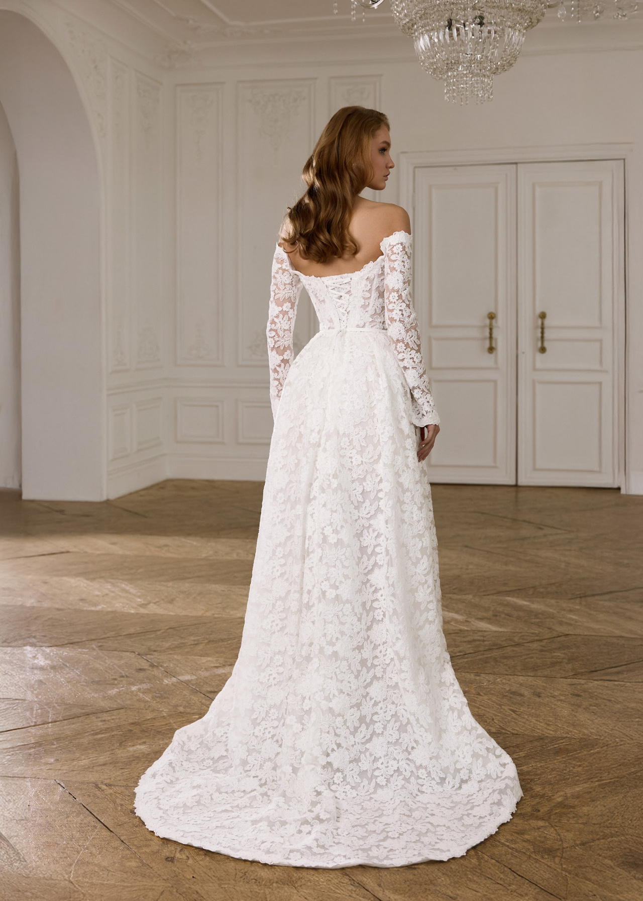 Кружевное свадебное платье с рукавами и открытыми плечами фото