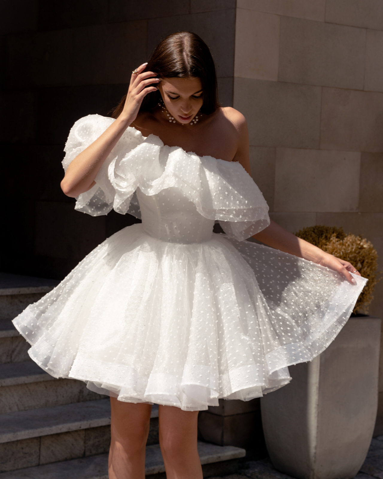 Ассиметричное свадебное платье мини с пышной юбкой фото