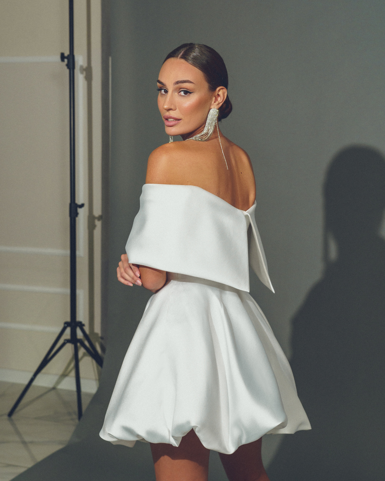 Короткое свадебное платье со спущенными плечами фото