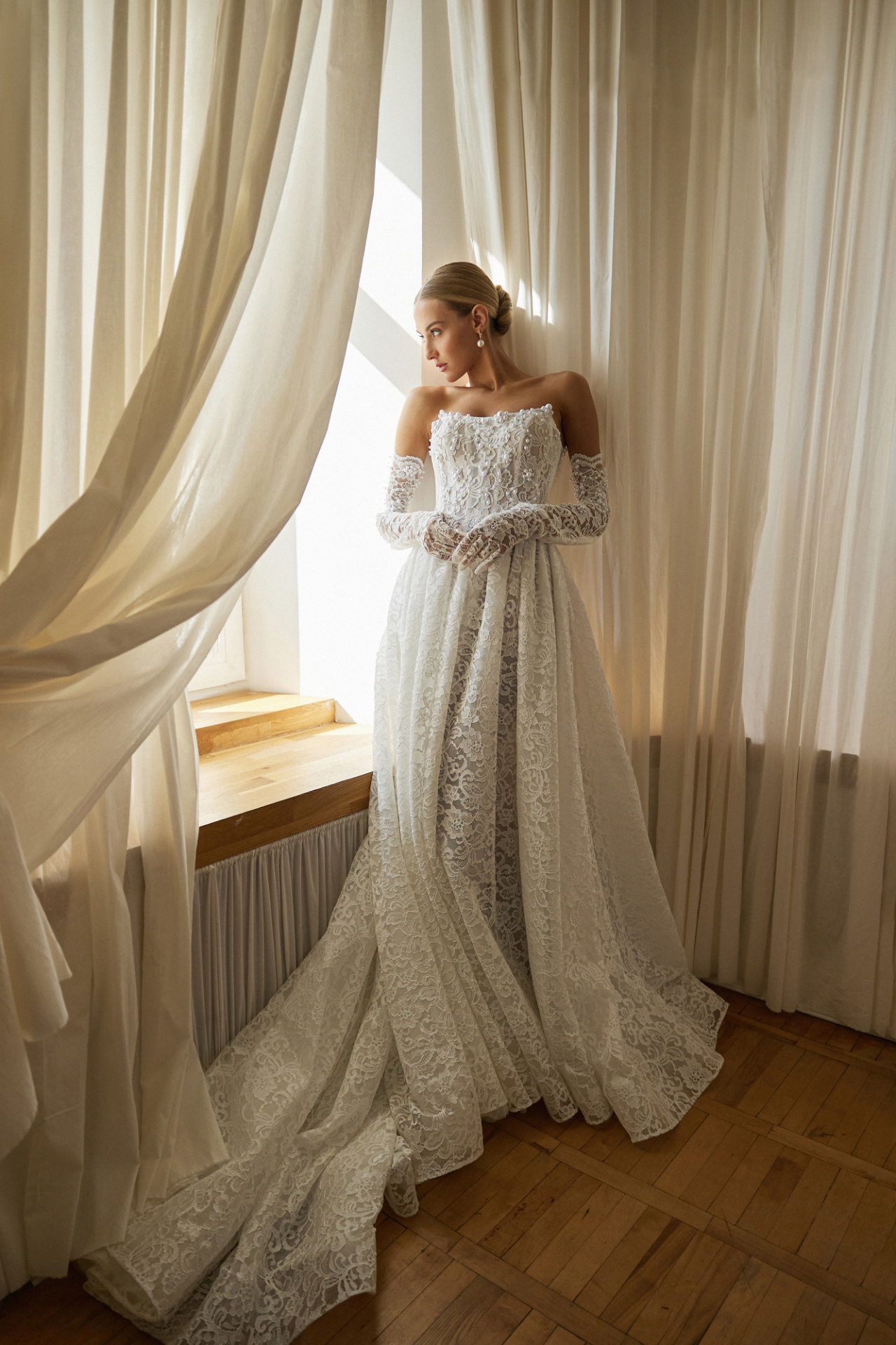 Кружевное корсетное свадебное платье с перчатками фото