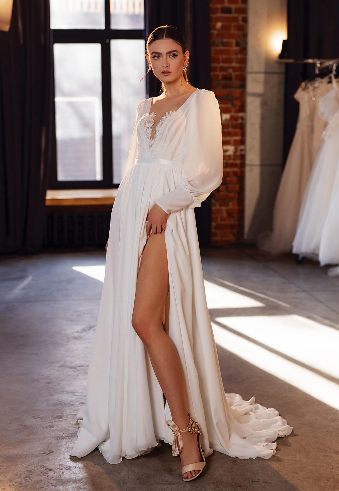 Струящееся свадебное платье с объемными рукавами фото