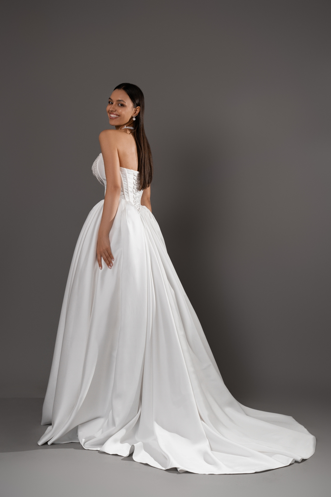 Атласное свадебное платье с корсетом в стиле принцесса фото