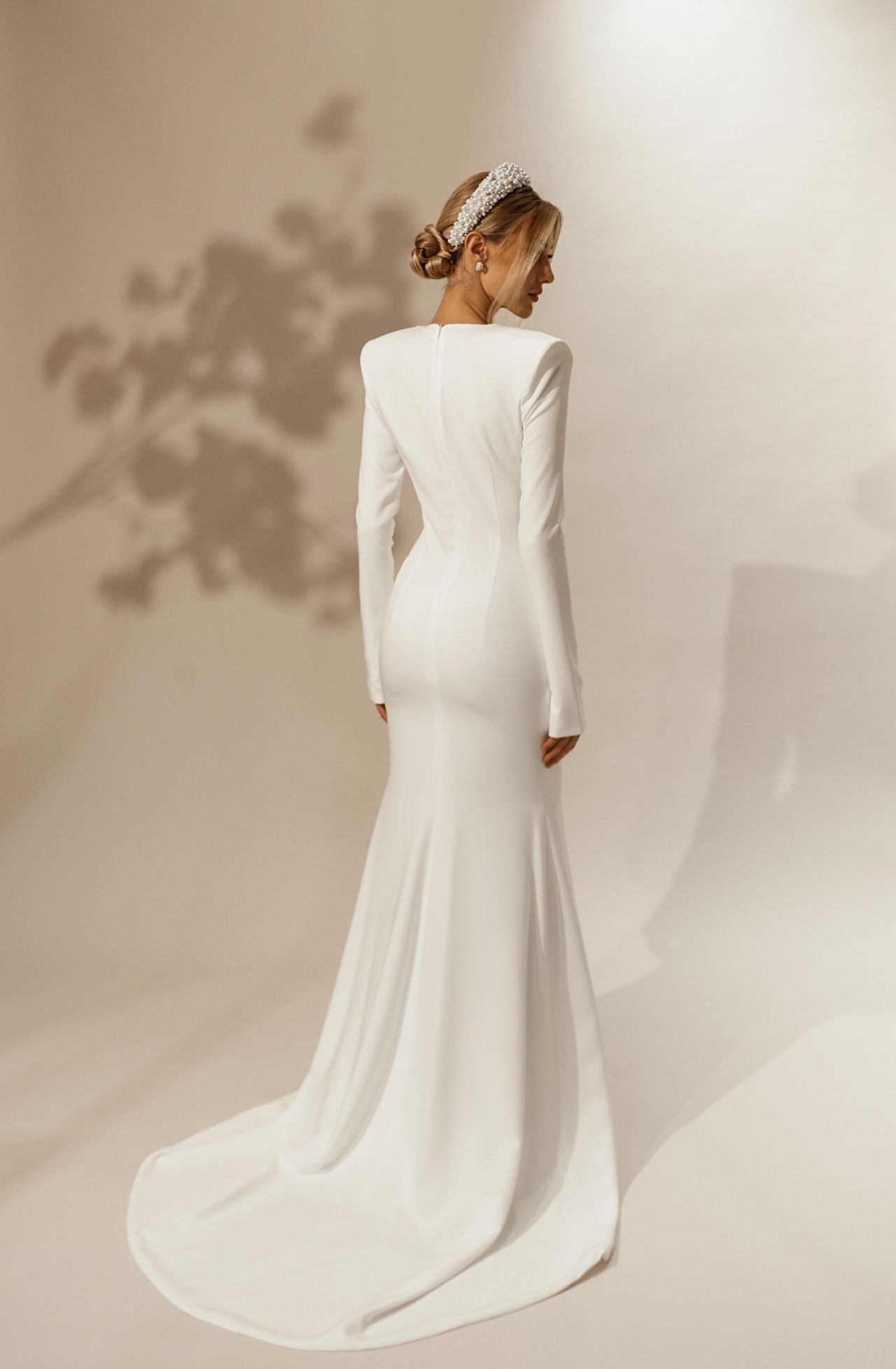 Свадебное платье с декольте и рукавами фото