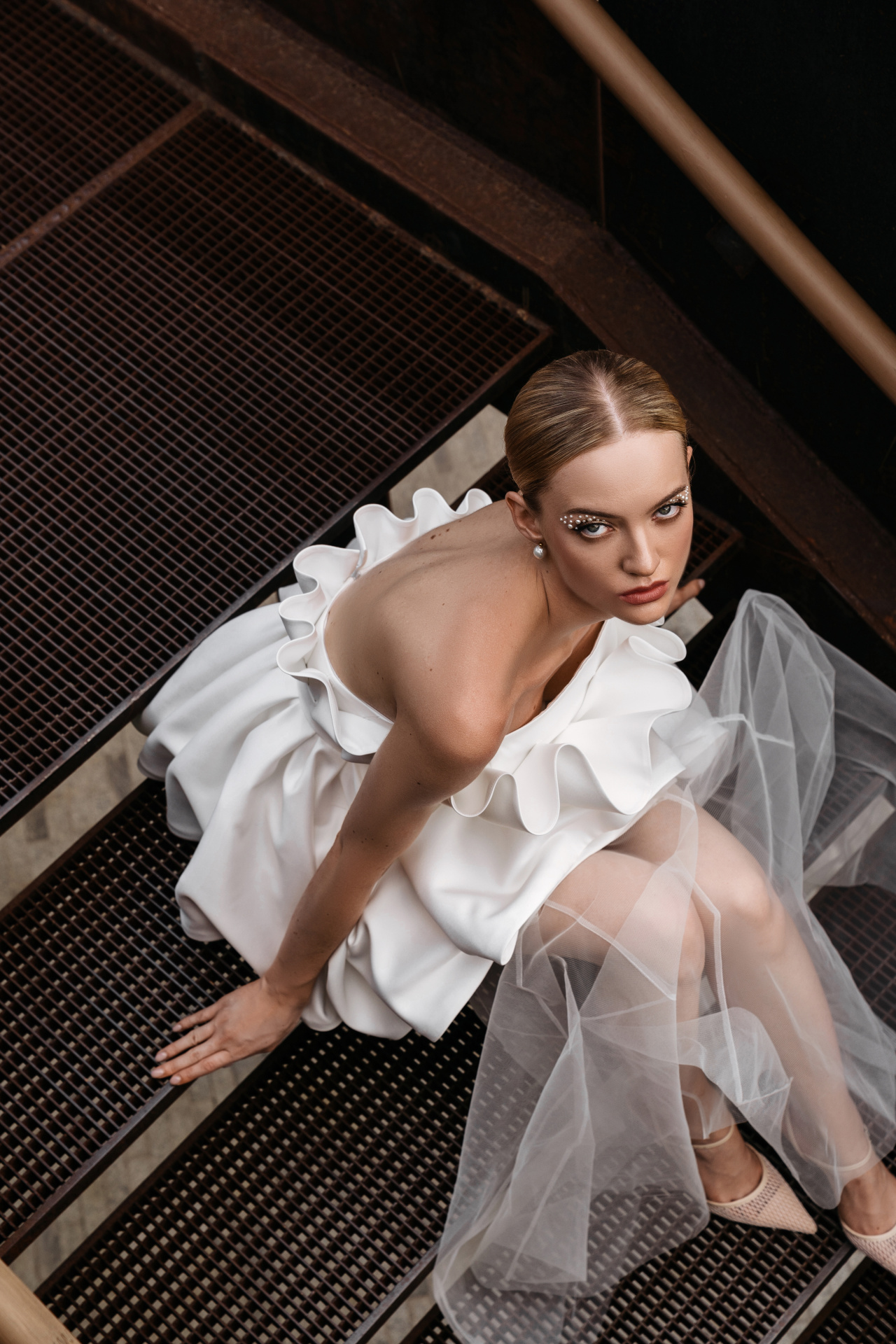 Свадебное платье мини с вертикальной драпировкой в форме «ракушки фото