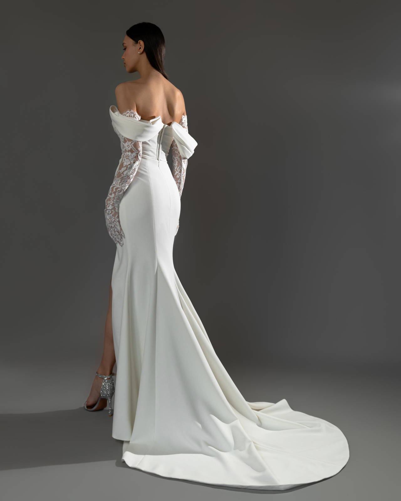 Лаконичное свадебное платье с кружевными перчатками фото