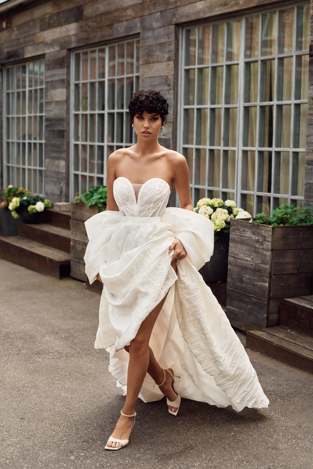 Свадебное платье из тафты с эффектом гофре фото