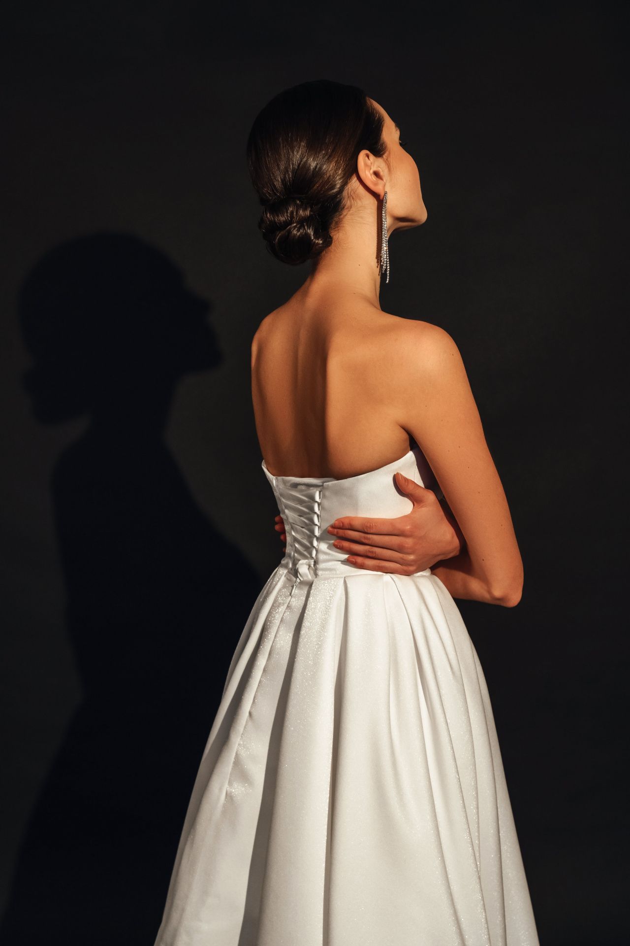 Лаконичное свадебное платье с разрезом фото