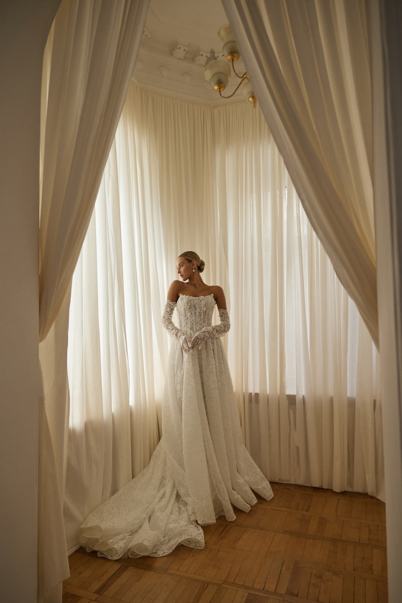 Кружевное корсетное свадебное платье с перчатками фото