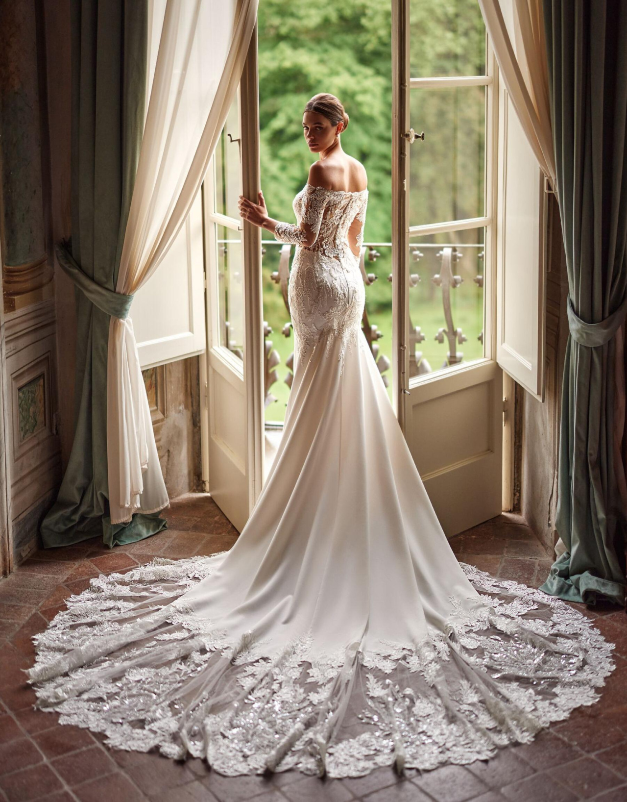 Роскошное свадебное платье с кружевным шлейфом и рукавами фото