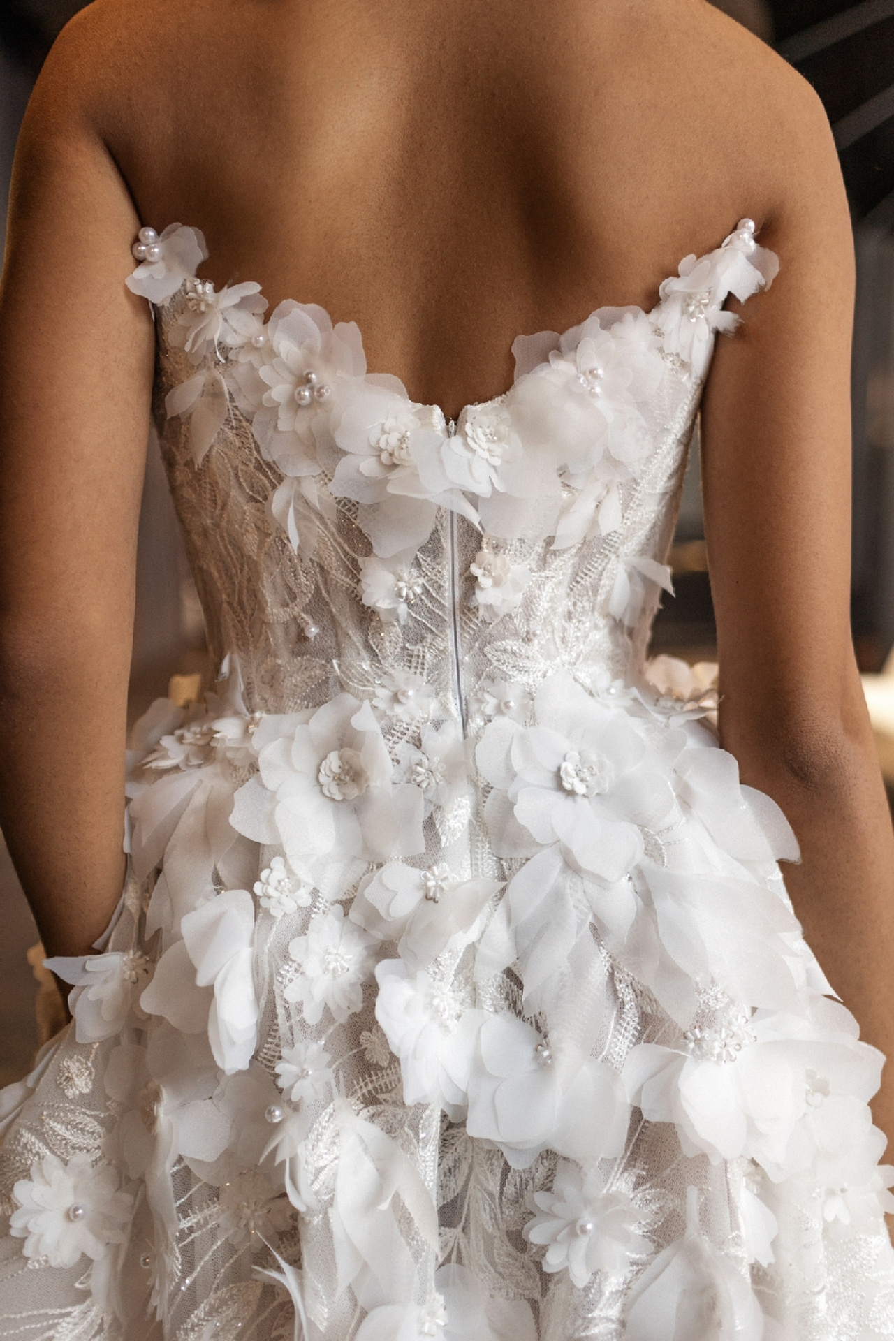 Стильное свадебное платье декорированное объемными цветами фото