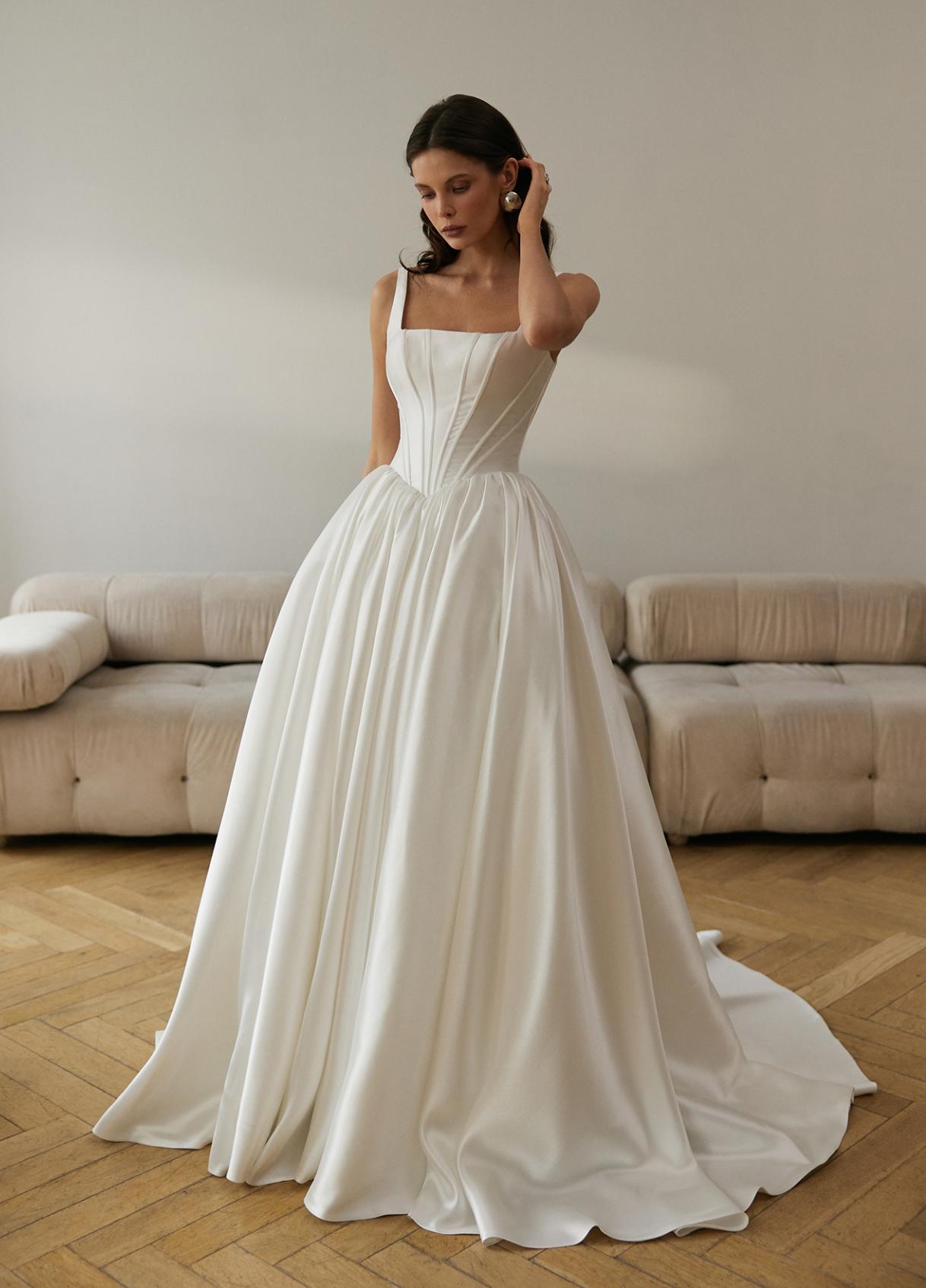 Пышное атласное свадебное платье в стиле принцесса фото