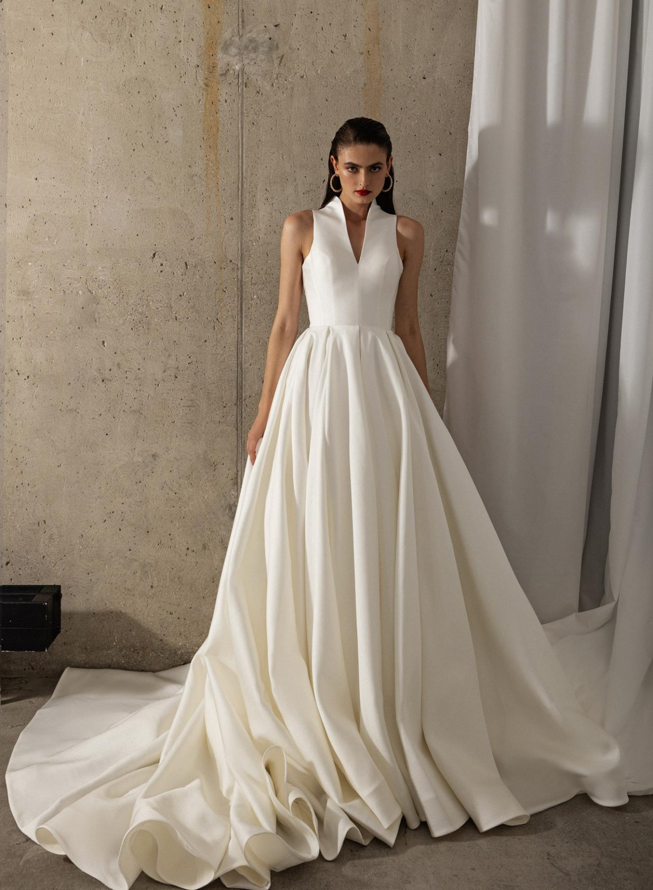 Роскошное платье из микадо с воротником-стойкой фото