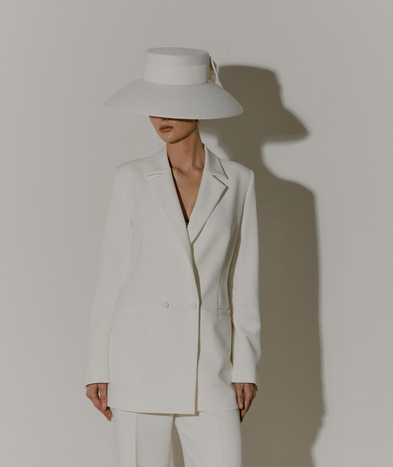 Элегантный свадебный костюм свободного кроя фото