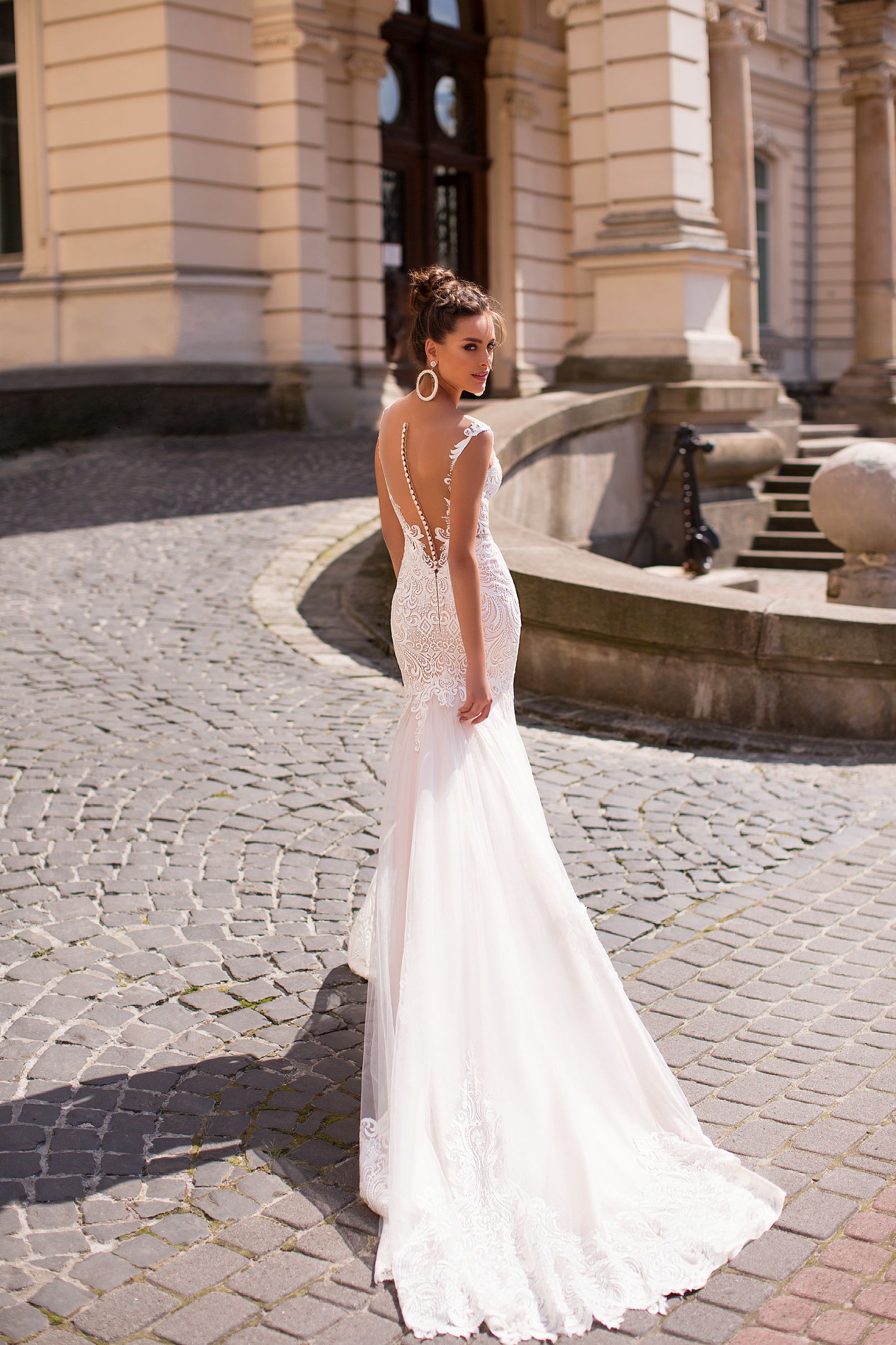 Кружевное свадебное платье русалка с кейпом