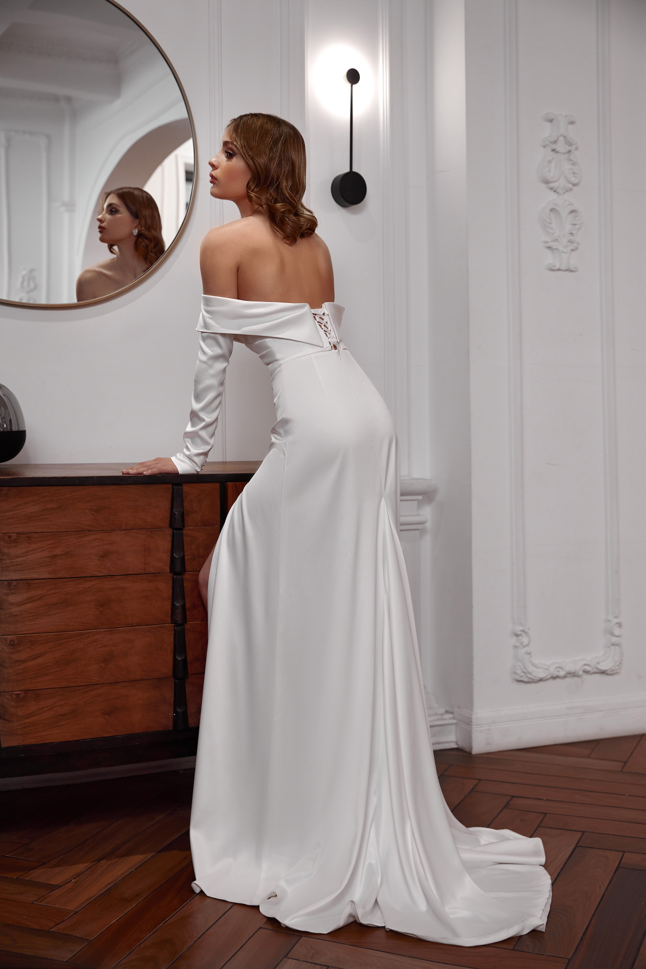 Атласное свадебное платье рыбка с рукавами и открытыми плечами фото