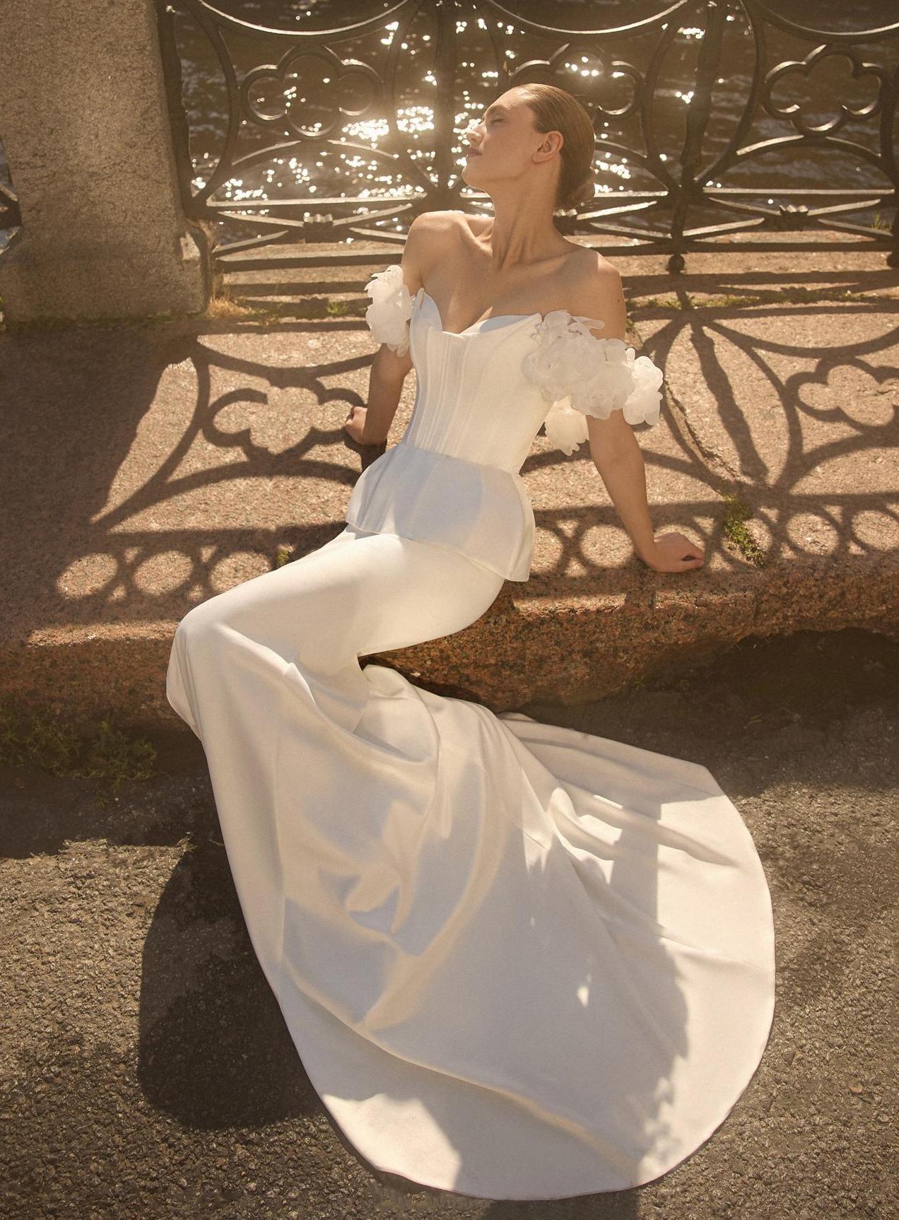 Свадебное платье с баской и цветочными бретелями фото