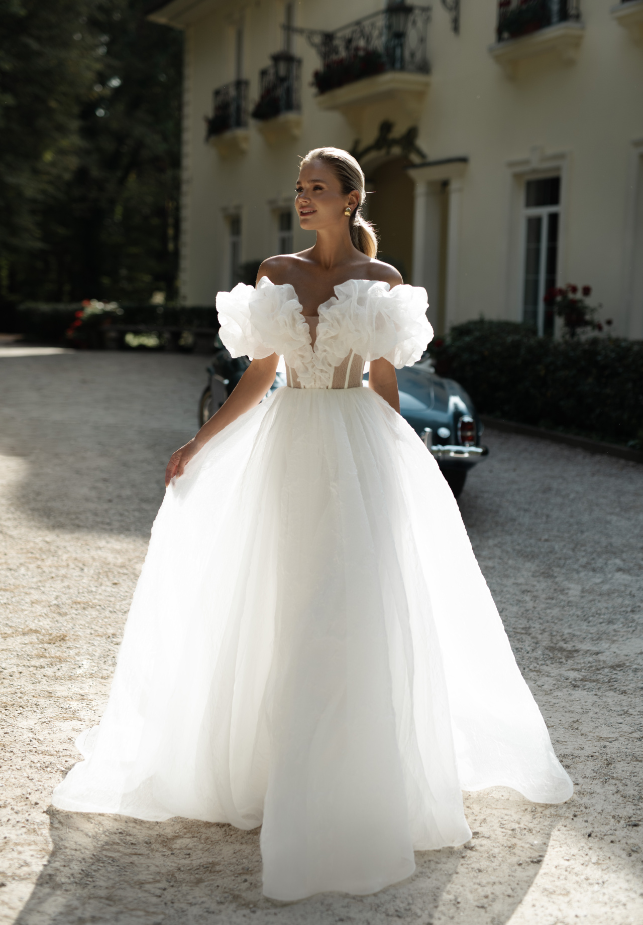 Воздушное свадебное платье с необычным корсетом фото