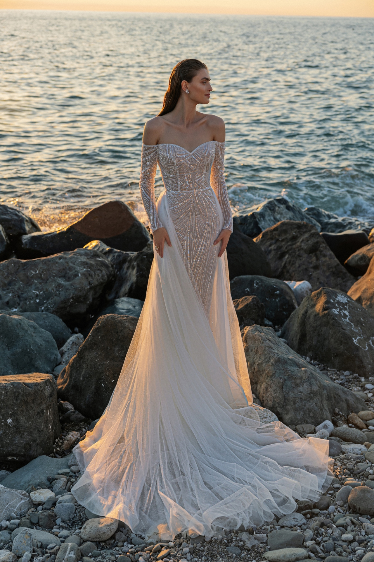 Свадебное платье русалка с рукавами и открытыми плечами фото