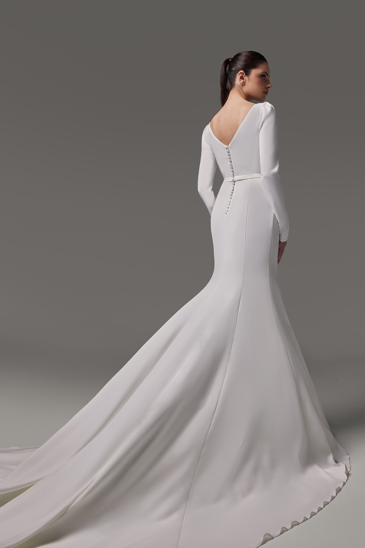 Лаконичное сваебное платье из крепа фото