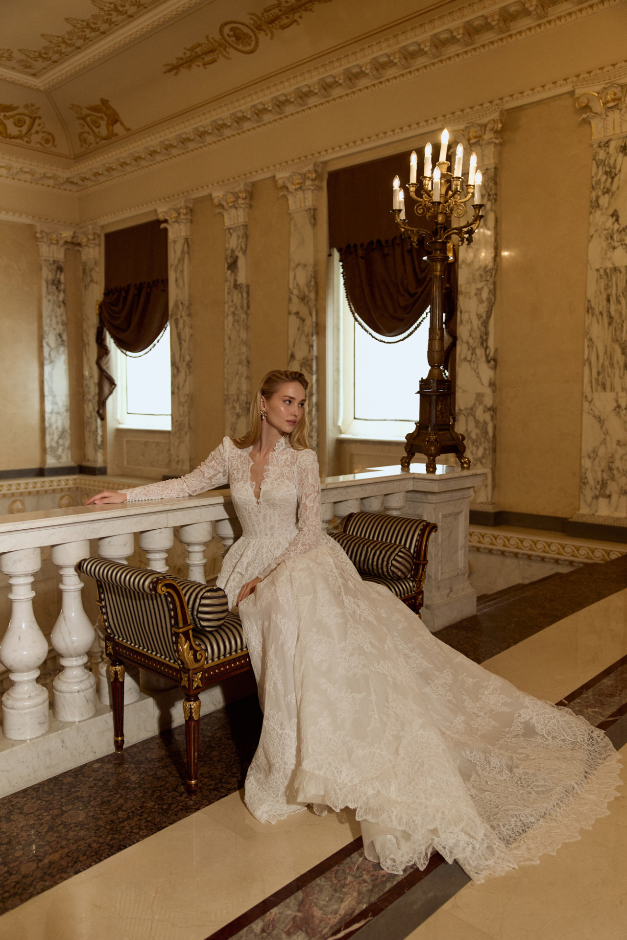 Закрытое кружевное свадебное платье cо шлейфом фото