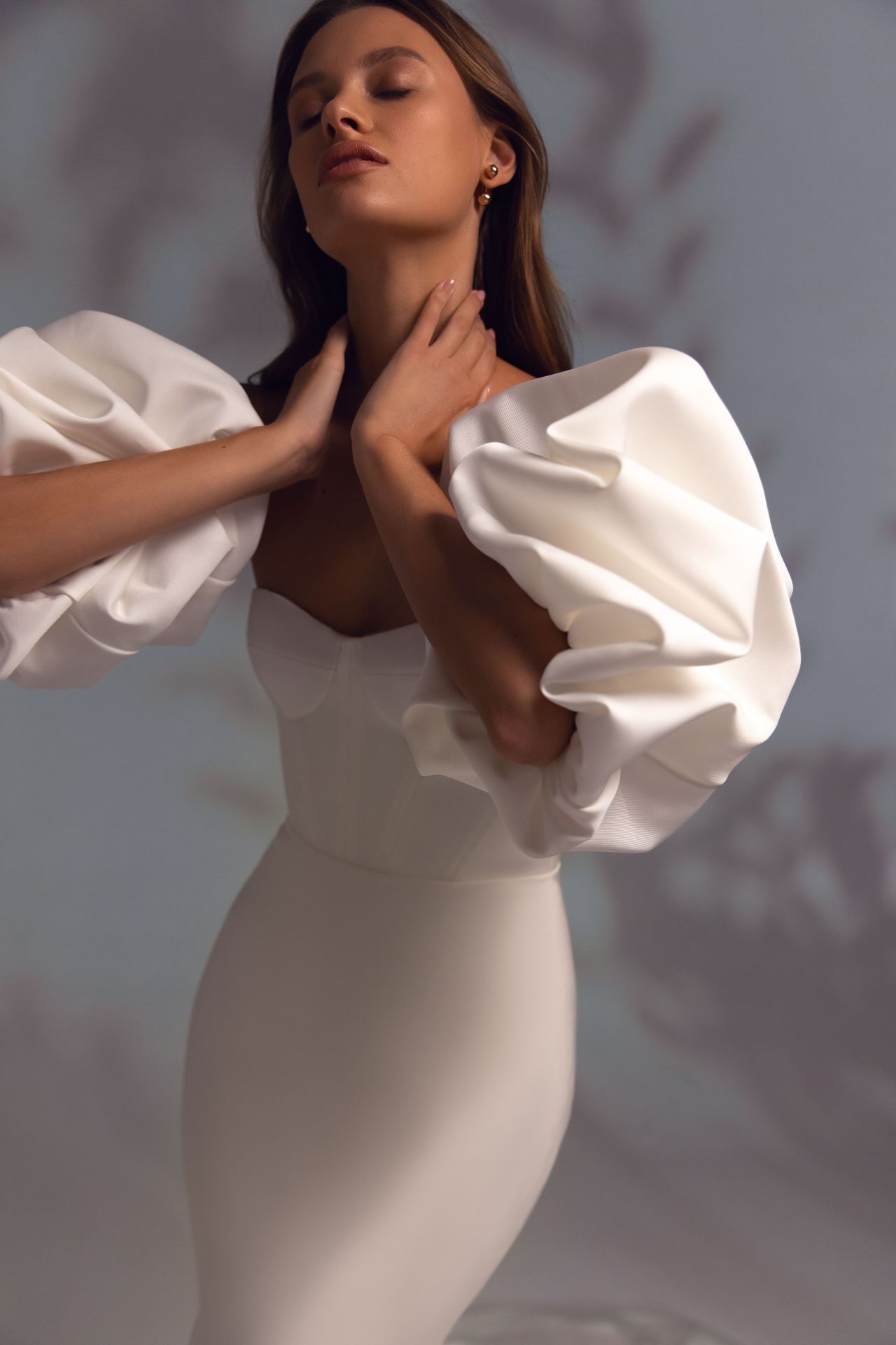 Роскошное атласное платье с рукавами буф фото