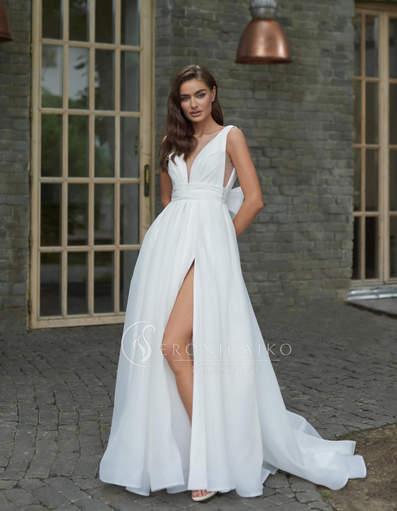 Легкое свадебное платье из шифона с v-вырезом фото