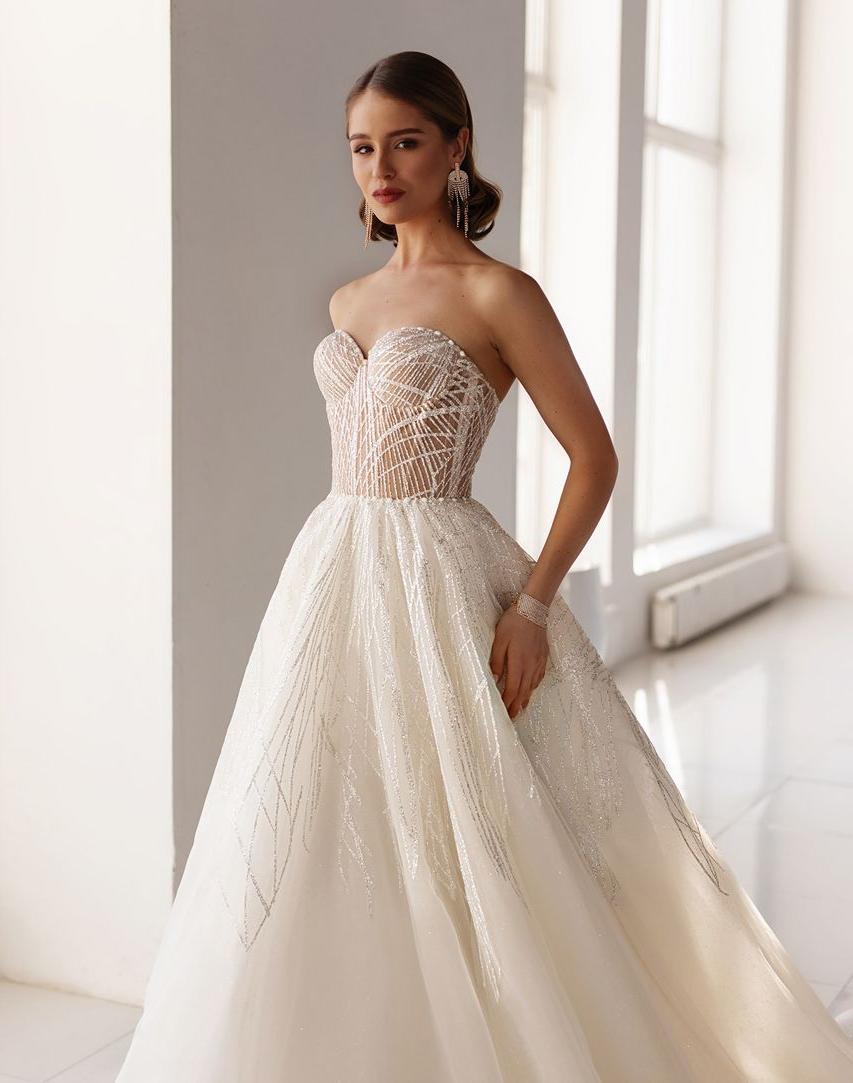 Серебряное свадебное платье с вырезом в форме сердца фото