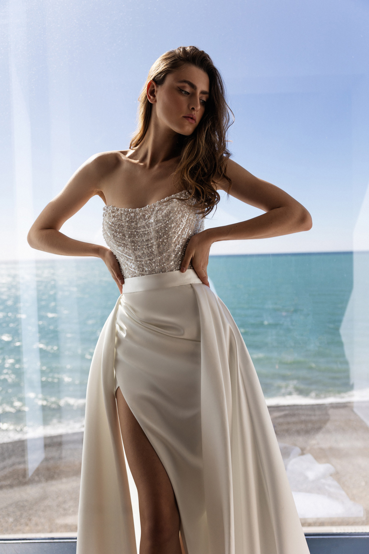 Стильное свадебное платье со съемной атласной юбкой фото