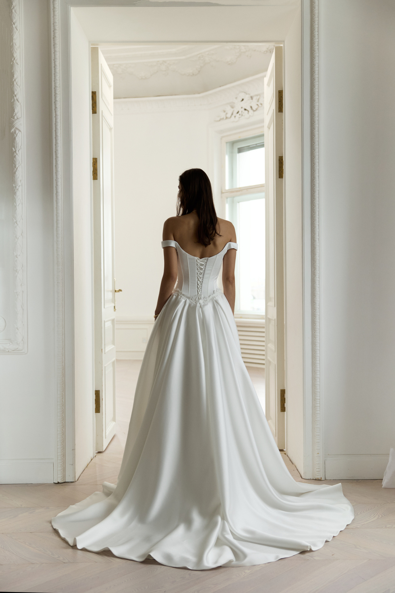 Атласное свадебное платье рыбка со съемным шлейфом фото