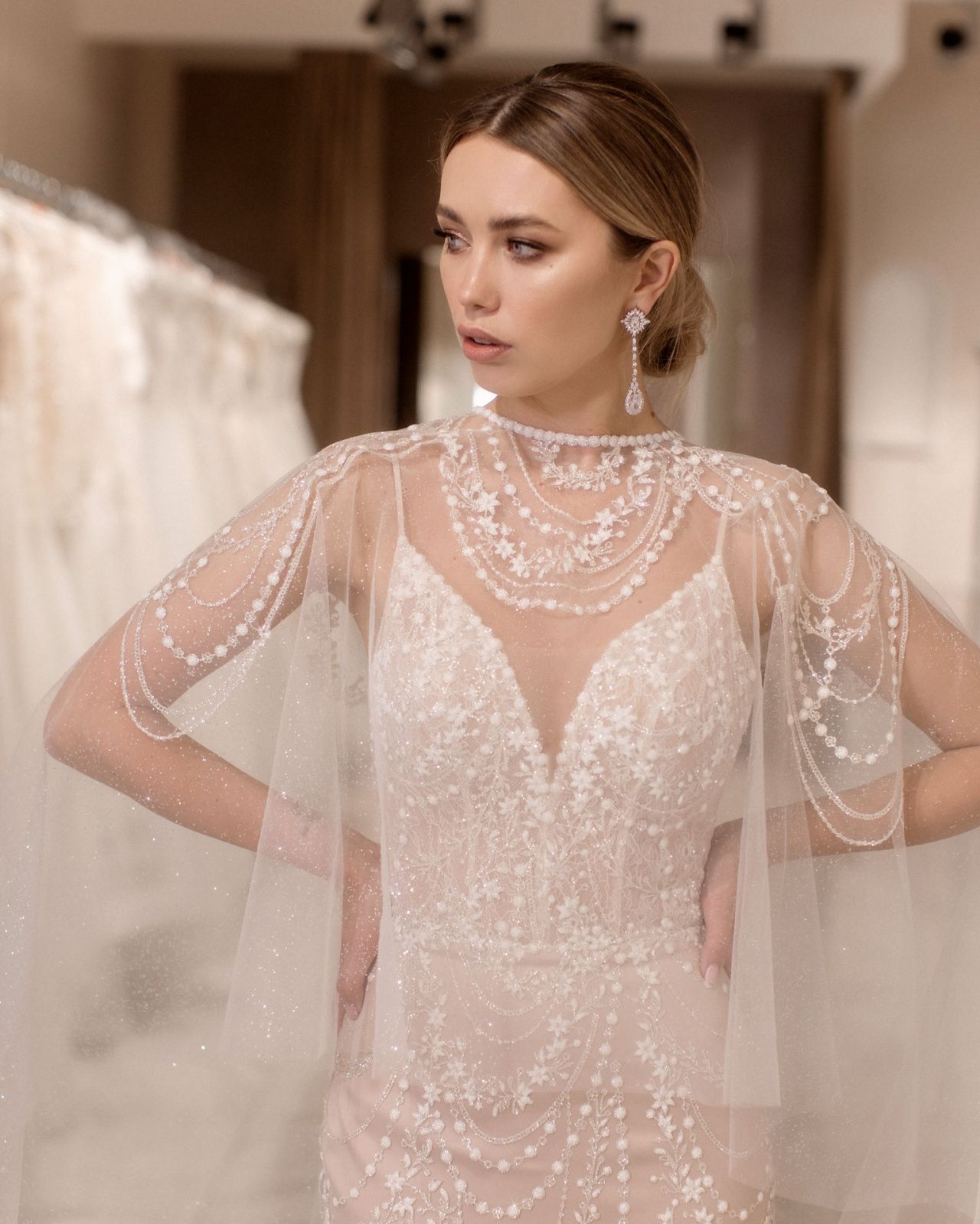 Сияющее свадебное платье рыбка на тонких бретелях фото