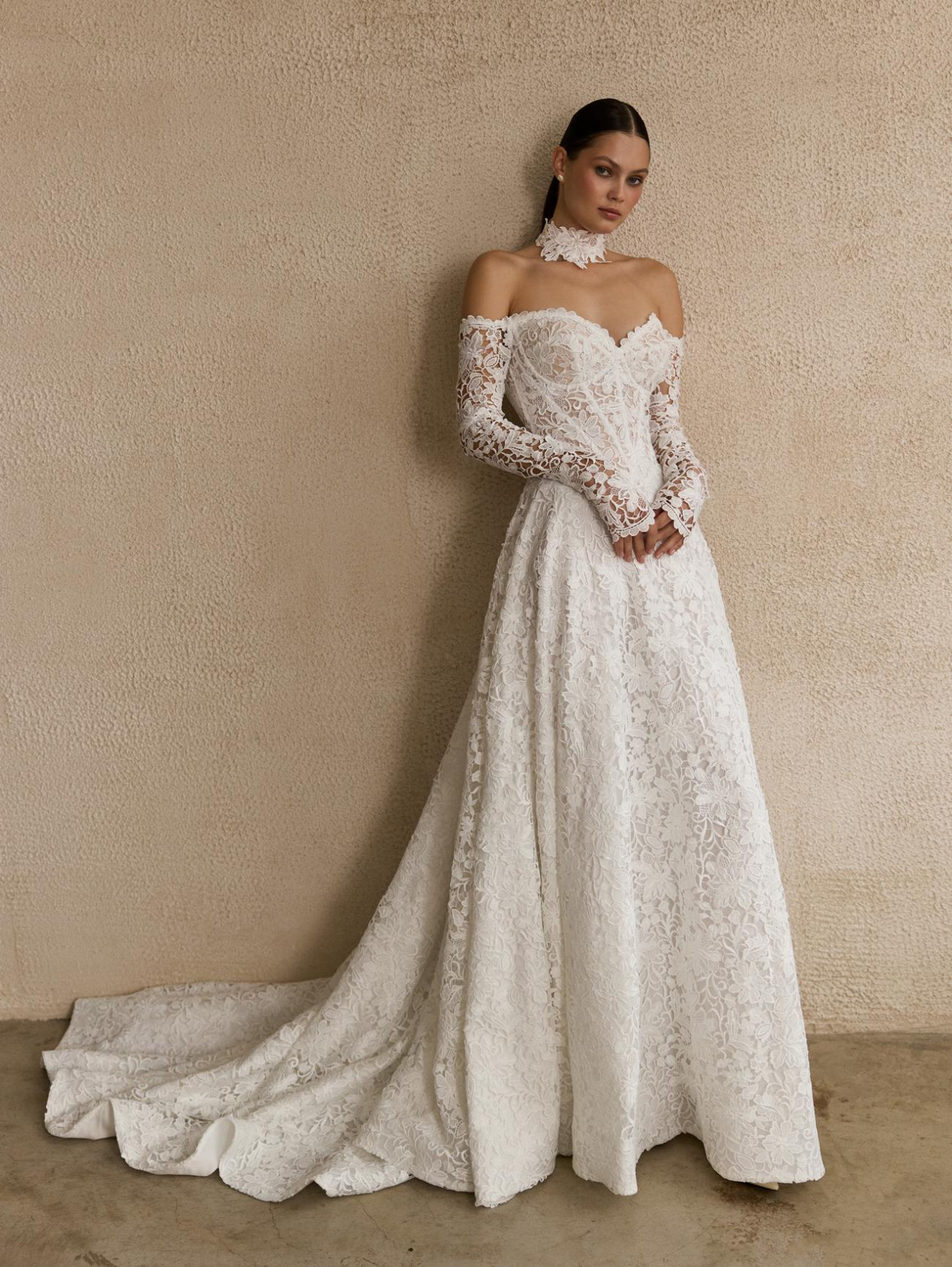 Роскошное кружевное свадебное платье с рукавами и открытыми плечами фото