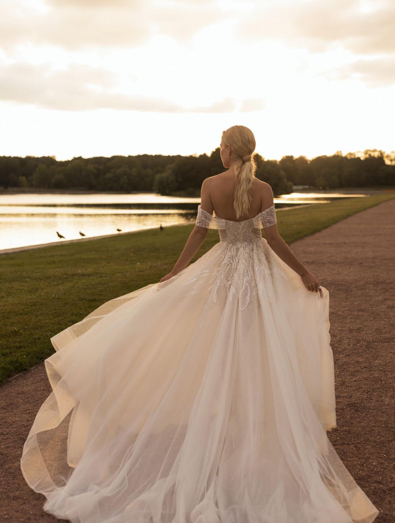 Изысканное свадебное платье с расшитым кружевом фото