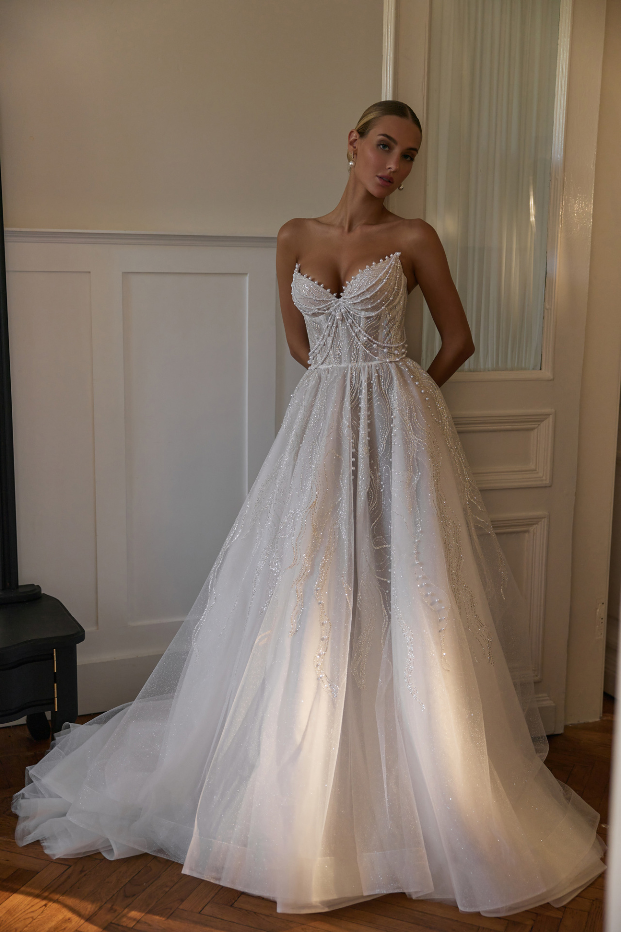 Роскошное свадебное платье декорированное жемчугом фото